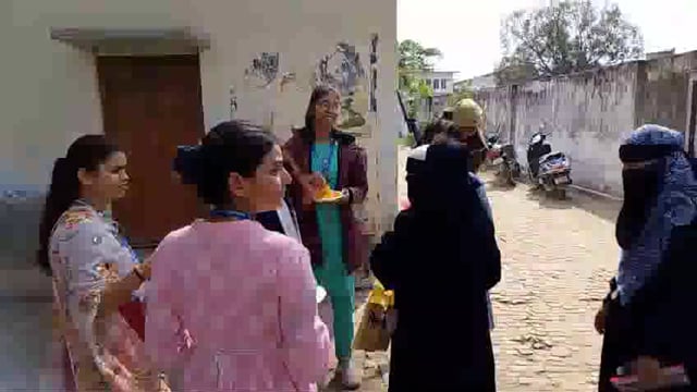 मऊ-अभाविप के कार्यकर्ताओं ने यूपी बोर्ड माध्यमिक शिक्षा के परीक्षार्थियों का तिलक लगाकर किया अभिनंदन 