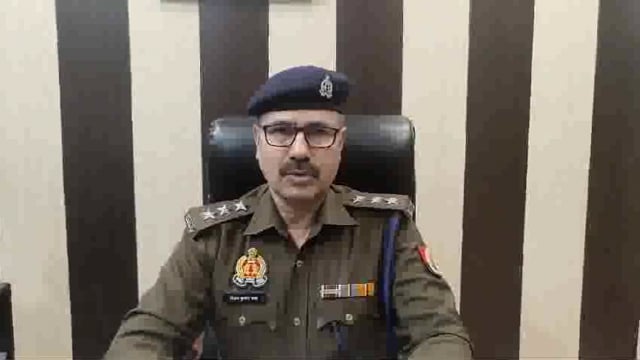 सिढ़पुरा थाना क्षेत्र में दो मोटरसाइकिल में हुई भिडंत, CO पटियाली जानकारी देते हुए।