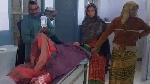 पिकअप के चपेट में आकर एक 40 वर्षीय महिला ने अपना एक हाथ और एक पैर गंवा दिया डॉक्टर ने इलाज के बाद बेहतर इलाज के लिए मायागंज रेफर कर दिया