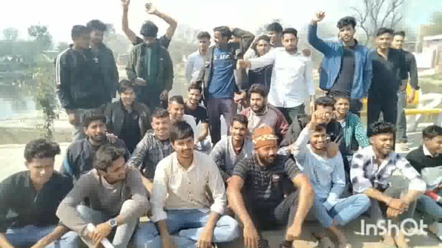 मथुरा के सोख मगोर्रा क्षेत्र में छात्रों ने की सरकार के खिलाफ नारेबाजी और फूंका पुतला 