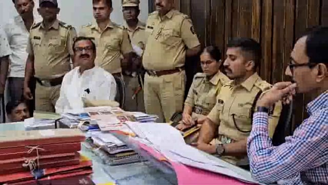 जिल्ह्यातील अवैध धंदे व रेती उत्खनन बंद करण्यासाठी जिल्हाधिकारी यांच्या दालनात आ. तानाजी मुटकुळे यांनी केले  आंदोलन