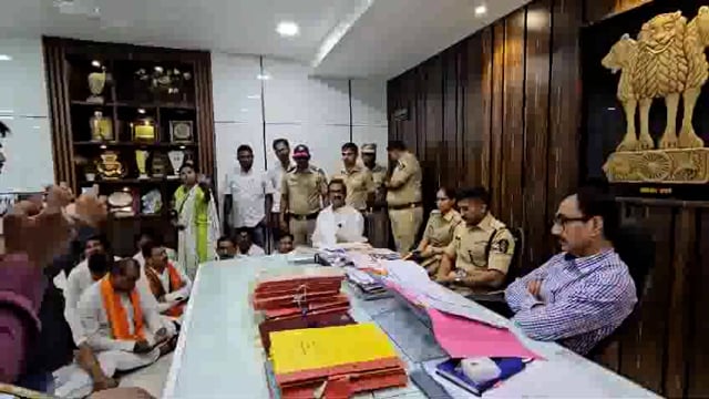 अवैध धंद्याविरोधात आ.तानाजी मुटकुळे यांनीजिल्हाधिकारी कार्यालयात केले ठिय्या आंदोलन तिन्ही जबाबदारीअधिकारी हजर होते.