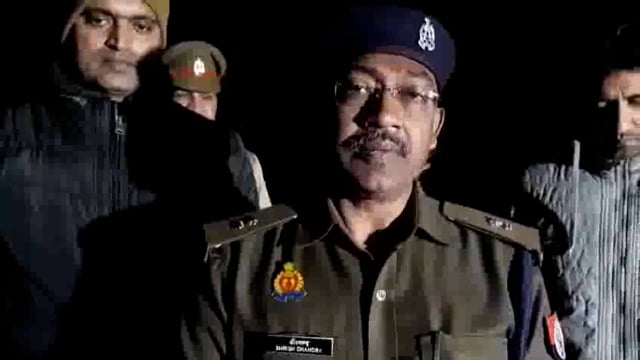 जनपद संभल में पुलिस और पशु तस्कर में हुई मुठभेड़ जानकारी देते अपर पुलिस अधीक्षक श्रीश्चंदन्द्र