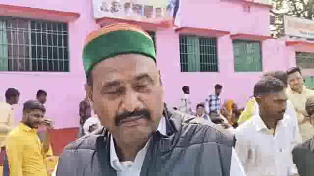 रोहतास के दिनारा में पूर्व उपमुख्यमंत्री तेजस्वी यादव ने उमड़े जन समूह के कहने पर बांधी पगड़ी 