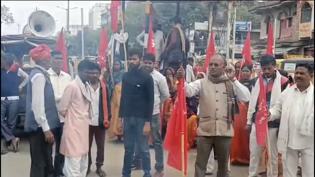 सासाराम में संयुक्त किसान मोर्चा के बैनर तले पीएम का पुतला दहन 