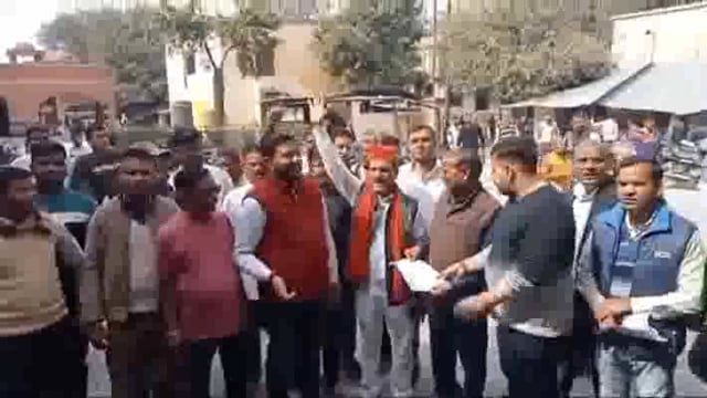 तहसील मुख्यालय पर पहुंचकर समाजवादी पार्टी के कार्यकर्ताओं ने प्रदर्शन कर एसडीएम को दिया 8 सूत्री ज्ञापन