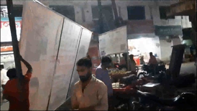 वंचित बहुजन आघाडी महानगरच्या इशा-यानंतर अवघ्या तीन तासात शहरातील विनापरवानगी लावलेले बॅनर्स मनपा प्रशासनाने हटविले