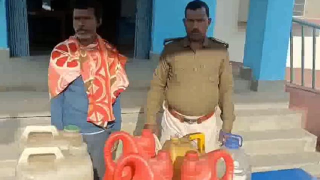 अवैध शराब कारोबारी के ऊपर पुलिस ने छापेमारी अभियान चलाकर 45 लीटर देसी शराब के साथ एक शराब कारोबारी को गिरफ्तार कर जेल भेज दिया