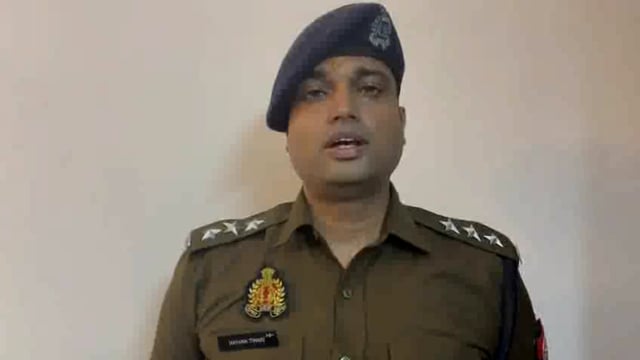 शाहगंज क्षेत्र में शराब के नशे में व्यक्ति द्वारा गाड़ियों में आग लगाने की सूचना पर पुलिस ने तत्काल कार्रवाई करते हुए 