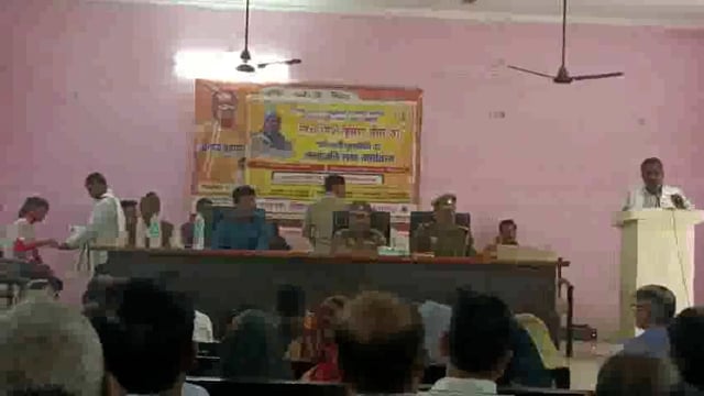 स्व रमेश मौर्य जी की श्रद्धांजलि समारोह मे सीएचसी अधीक्षक व कोतवाल कुंडा के साथ पत्रकारों ने दी श्रद्धांजलि उमड़ी भीड़,