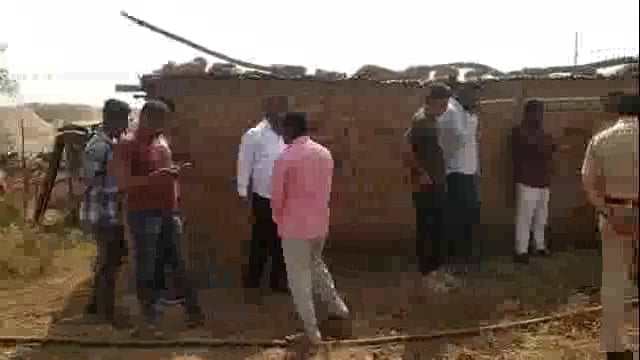 तोंडार पाटी साखर कारखान्या जवळ हंगरगा रोडवरील घरात महिलेच्या गळ्यावर कोयत्याने वार करून खून