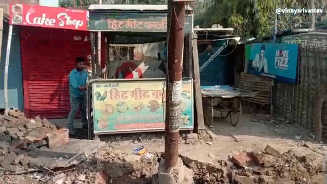 हाइटेंशन विद्युत पोल कर रहा है गंभीर हादसे का इंतजार 