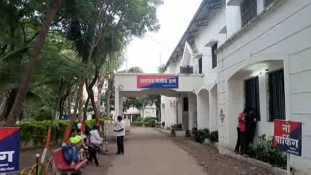 ,आळते (ता. तासगाव) येथील एका पेट्रोलपंपासमोर मोटरसायकला अज्ञात टेम्पोने धडक दिल्याने झालेल्या अपघातात मोटरसायकलवरील महिला ठार