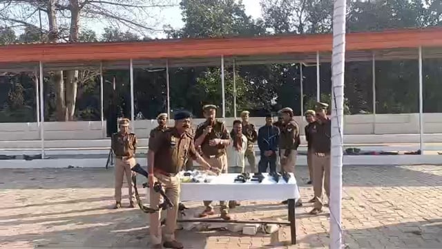 गाजीपुर दंगा व बलवा नियंत्रण हेतु एसपी ग्रामीण बलवंत चौधरी ने पुलिस लाइन ग्राउंड में दी ट्रेनिंग