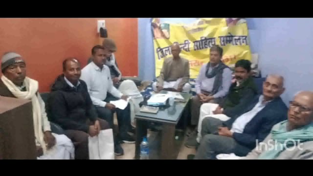 शहर के पुरानी बाजार प्रभात चौक स्थित निजी सभागार में जिला हिंदी साहित्य सम्मेलन के तत्वाधान में मासिक कवि गोष्ठी आयोजित।