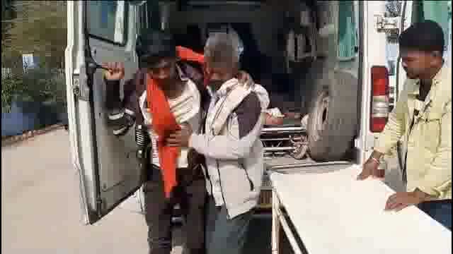 रोहतास के करगहर में अंनियंत्रित कार कि टक्कर से बाइक सवार तीन घायल, टक्कर के बाद कार पलटी 