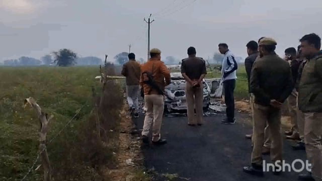 परखम रोड पर दीनदयाल धाम के पास एक को कार में जिंदा जलाया मौके पर पहुंची पुलिस जांच में जुटी