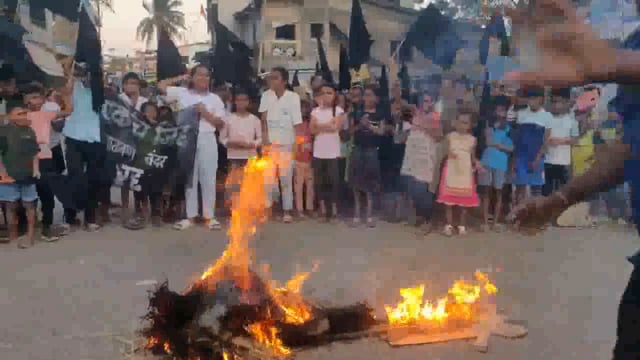 वाढवण बंदर उभारणीच्या विरोधात डहाणू येथील मच्छीमारांच्या लहान मुलांनी काढली महायुती सरकारची प्रेत यात्रा,