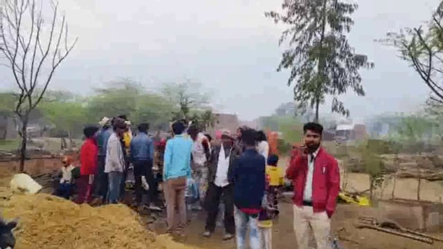 झोपड़ी नुमा मकान में अज्ञात कारणों से लगी आग तीन भैंस झुलसी एक भैंस की मौत लाखों का सामान हुआ जलकर खांक