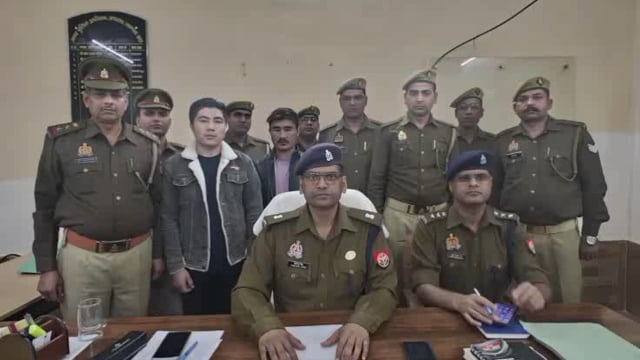 एटा पुलिस ने अंतराज्यीय सायबरठगों को पकड़ा भारी मात्रा में सिम कार्ड मोबाइल और नगदी बरामद