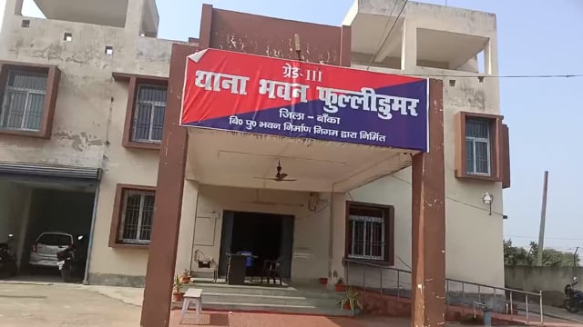 बड़े ही नाटकीय अंदाज में एक कोर्ट वारंटी को पुलिस ने किया गिरफ्तार
