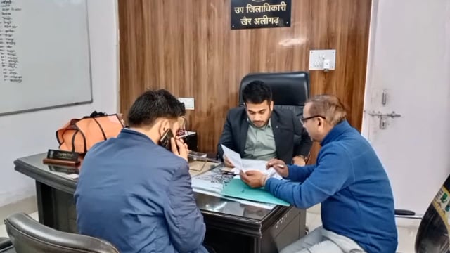 खैर तहसील कार्यालय पर आए फरियादियों की खैर खैर एसडीएम ने तीन शिकायतों में से एक काम मौके पर किया निस्तारण