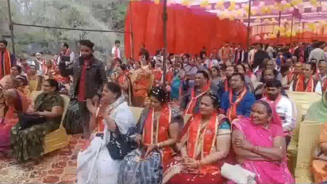 गिरिराज जी का दूध दही घी शहद गंगाजल से अभिषेक कर छप्पन भोग लगाये गये