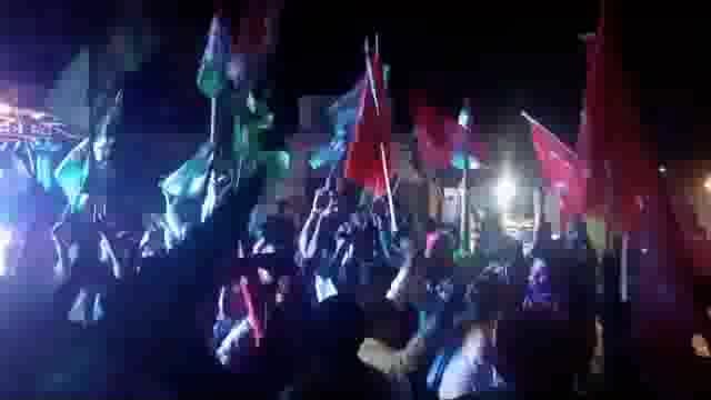 जन विश्वास यात्रा पर निकले तेजस्वी यादव का इंग्लिशमोड़ में महागठबंधन के कार्यकर्ताओं ने फूल वर्षा कर किया स्वागत