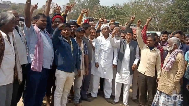 शहर के नया बाजार केआर के हाई स्कूल मैदान परिसर में ई-रिक्शा वाहन चालकों ने अपनी मांगों के समर्थन में की नारेबाजी।