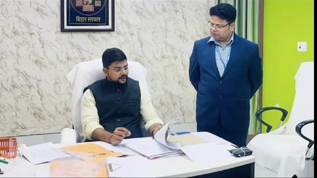 जिला पदाधिकारी ने जिला कोषागार का निरीक्षण कर वाटिका में किया वृक्षारोपण