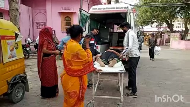 गृह क्लेश के चलते पति पत्नी ने विषाक्त का सेवन किया महिला को किया आगरा रेफर