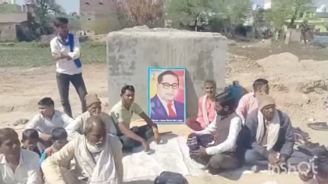 डॉ भीमराव अंबेडकर की मूर्ति लगवाने को लेकर ग्रामीण बैठे धरने पर
