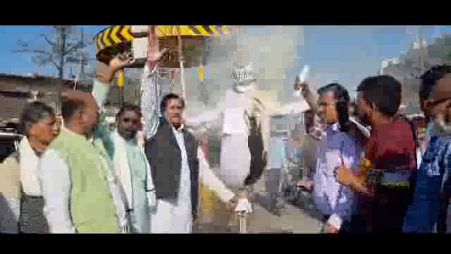 सासाराम में पूर्व मंत्री मुरारी प्रसाद गौतम का कांग्रेस कार्यकर्ताओं ने किया पुतला दहन 