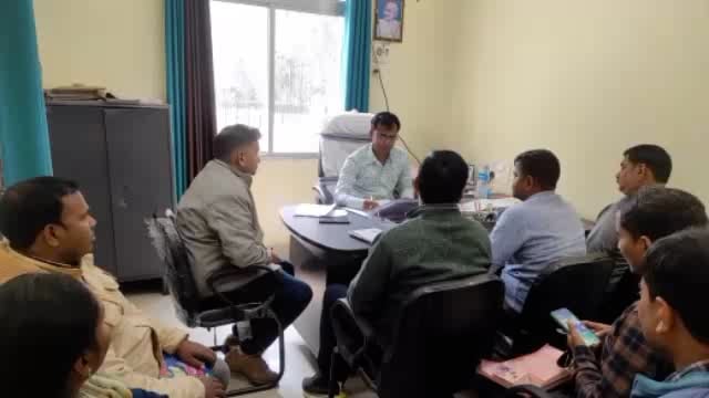 राशि लेकर आवास नहीं बनाने वालों पर होगी कानूनी कार्रवाई प्रखंड मुख्यालय में बीडिओ ने आवास पर्यवेक्षकों के साथ की बैठक 