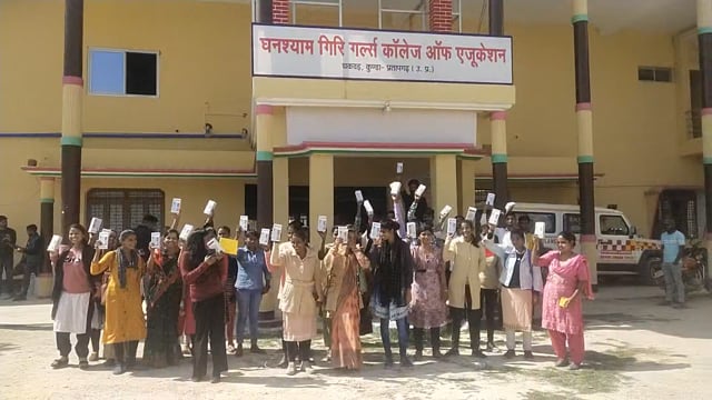 मुख्य अतिथि पूर्व प्रमुख अनुभव यादव ने बिहार ब्लॉक में घनश्याम गिरि गर्ल्स कॉलेज आफ एजुकेशन में वितरण किये स्मार्टफोन,