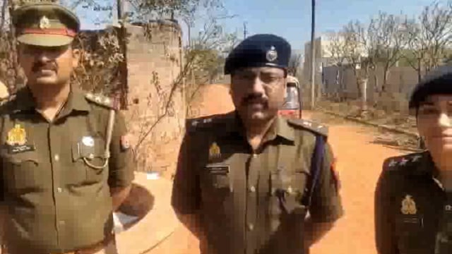 थाना एत्मादपुर क्षेत्र ऑटो चालक का शव मिलने से सूचना पर तत्काल कार्यवाही करती हुई पुलिस डीसीपी सोनू कुमार जी की वाइट 