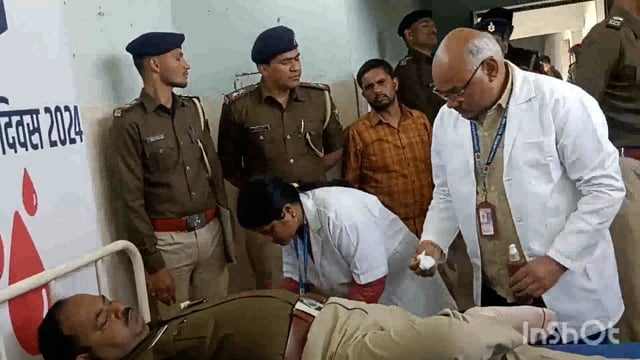 लखीसराय जिला मुख्यालय पुलिस लाइन परिसर में सामूहिक रूप से रक्तदान शिविर का एसपी पंकज कुमार ने किया उद्घाटन ।