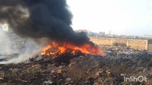 एनजीटी के आदेशों की खुलेआम धज्जियां उड़ाकर कूड़े के ढैर में लगाई आग आग से निकलता प्रदूषण रहित काले धुये के छाए बादल