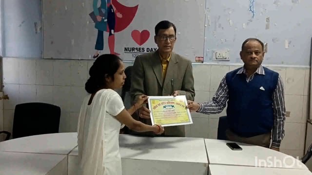 सदर अस्पताल के सभागार में महिला एएनएम स्वास्थ्य कर्मियों को सिविल सर्जन एवं सदर अस्पताल उपाधीक्षक ने दिया प्रमाण पत्र।