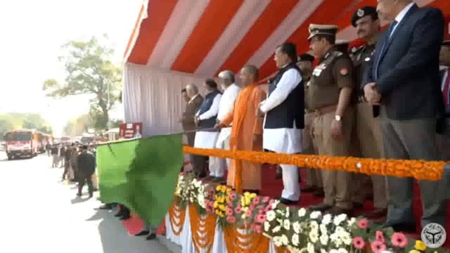 आज मुख्यमंत्री योगी आदित्यनाथ फायर ब्रिगेड विभाग की दर्जनों गाड़ी हरी झंडी दिखाई गई योगी आदित्यनाथ जी ने बताया लखनऊ शहर में आग जैसी कोई समस्या पर काबू पाने के लिए यह कदम उठाया गया।