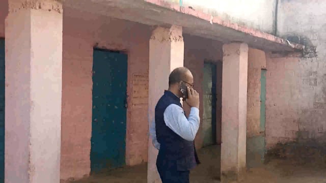 पंचायत समिति कि बैठक में शिक्षक द्वारा बुरीतरह छात्रों की पिटाई मामले में जांच को वि०पहुंचे BDO,वि०में लटका मिला ताला 