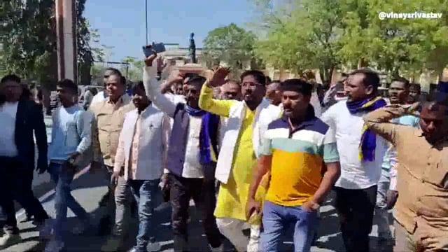 मऊ कलेक्ट्रेट में भीम आर्मी का विरोध प्रदर्शन, सौंपा ज्ञापन, फर्जी मुकदमा वापस ले सरकार