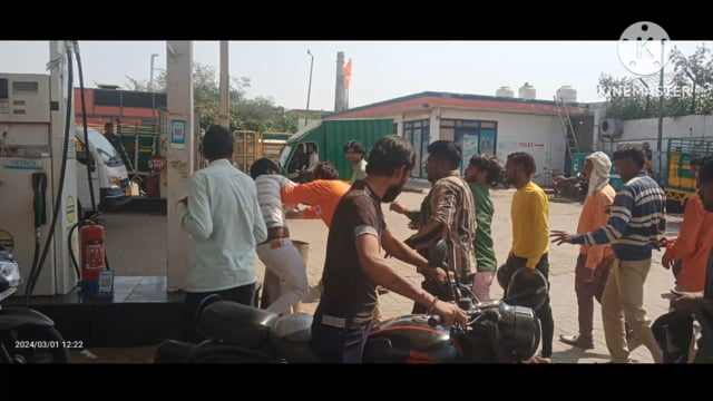 हाईवे पर दौड़ती हुई स्कूल बस में अचानक आग लगी स्कूल बस में बैठे दर्जनों  बच्चों ने बस से कूद कर बचाई जान