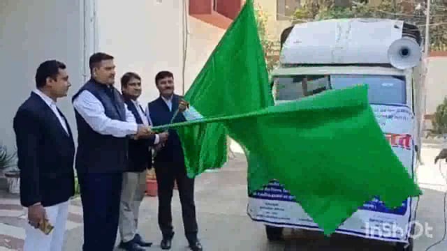 राष्ट्रीय लोक अदालत को लेकर जिला एवं सत्र न्यायाधीश ने हरी झंडी दिखाकर किया प्रचार रथ को रवाना।