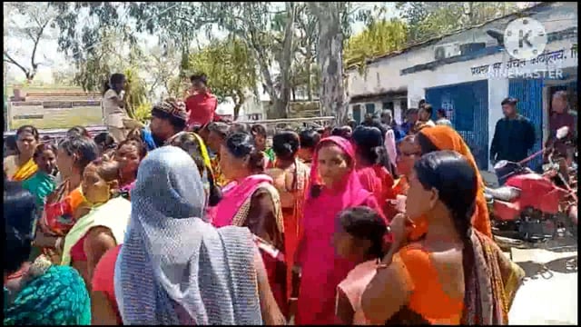 सिरदला प्रखंड मुख्यालय में सिरदला पंचायत के डीलरों के खिलाफ लाभुकों ने किया हंगामा