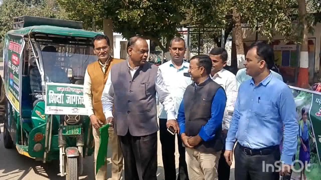 अंतर्राष्ट्रीय महिला दिवस जागरूकता सप्ताह के आयोजन को लेकर जिला मुख्यालय से डीएम ने प्रचार वाहन रथ को दिखाई हरी झंडी।