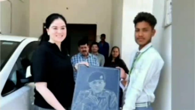 तालदेवरी का स्कूली छात्र द्वारा ग्रेनाइट पत्थर मैं उकेली गई आईपीएस अंकित शर्मा की तस्वीर की भेट तो कहा अतिसुंदर