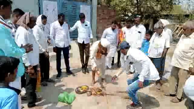 हकनकवाडी येथे 10 लक्ष रुपयांच्या सिमेंट रस्त्याच्या कामाचा भूमिपूजन