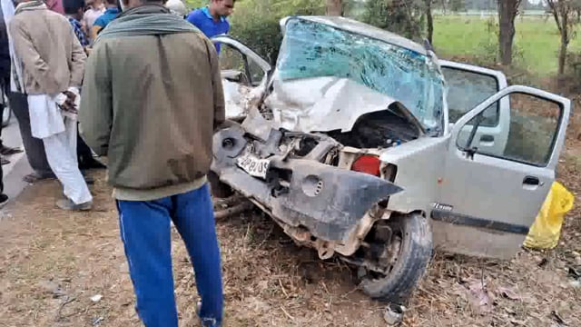 भद्रवन गांव के समीप तीन कारों में आमने-सामने की भिड़ंत हुई आधा दर्जन घायल 2 की हालत गंभीर