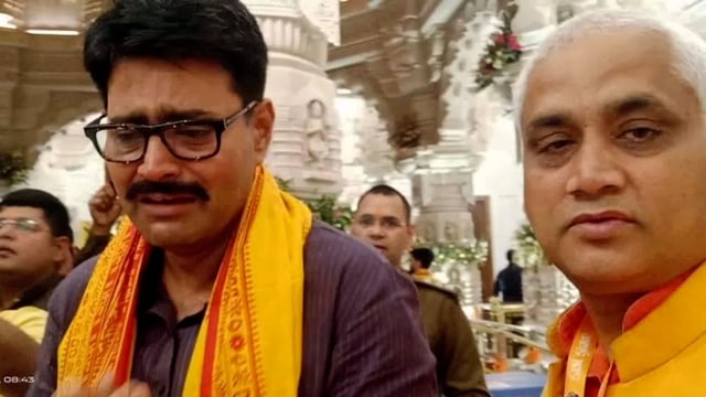 अयोध्या- सपा विधायक अभय सिंह ने रामलला का किया दर्शन 
➡रामलला के दर्शन के दौरान भावुक हुए अभय सिंह, 
➡रामलला के सामने रोए विधायक गोसाईगंज, 
➡गोसाईगंज से सपा के विधायक हैं अभय सिंह.